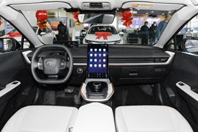 想买纯电B级车，丰田bZ3和新款Model 3，到底谁更适合家用？
