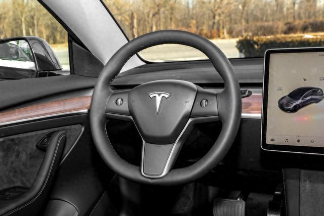 想买纯电B级车，丰田bZ3和新款Model 3，到底谁更适合家用？