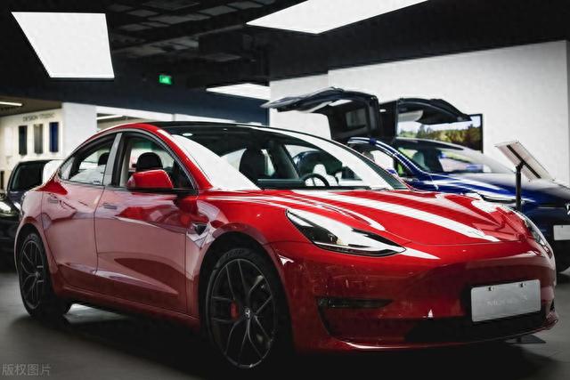 豪华电动车受关注：特斯拉Model 3提车试驾解析