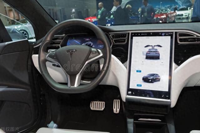 豪华电动车受关注：特斯拉Model 3提车试驾解析