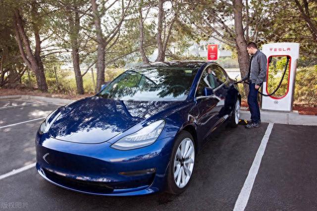 豪华电动车受关注：特斯拉Model 3提车试驾解析