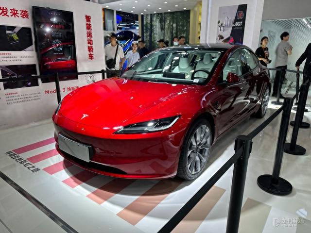 新款特斯拉Model 3实车亮相！配置/动力大升级，但取消了这些…