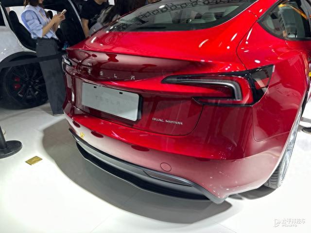 新款特斯拉Model 3实车亮相！配置/动力大升级，但取消了这些…