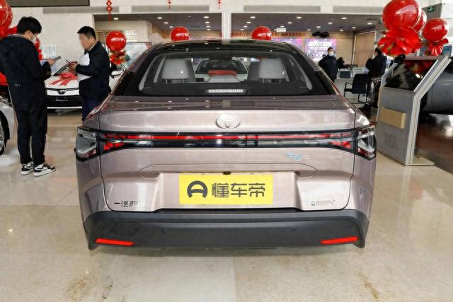 都是中型车，一汽丰田bZ3和特斯拉Model 3，差距能有多大？