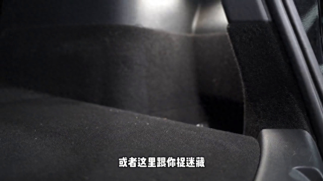 modelY上有两个“坑”，model3上有一个“坑”