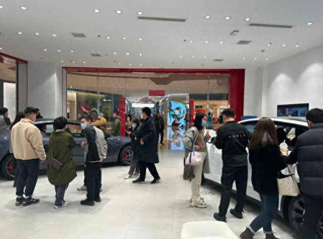 销量跌破万台，特斯拉再次官宣降价，这次还能保住市场吗？