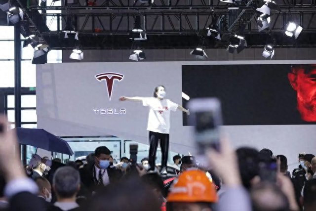 召回110万辆！嘴硬的特斯拉，被国人上了一课