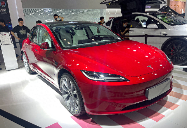 特斯拉新款Model 3香港开启预订，价格调整引发行业热议
