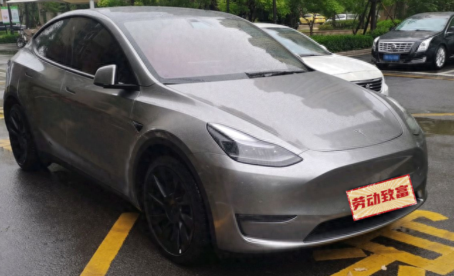 潮流时尚，还得是特斯拉Model Y