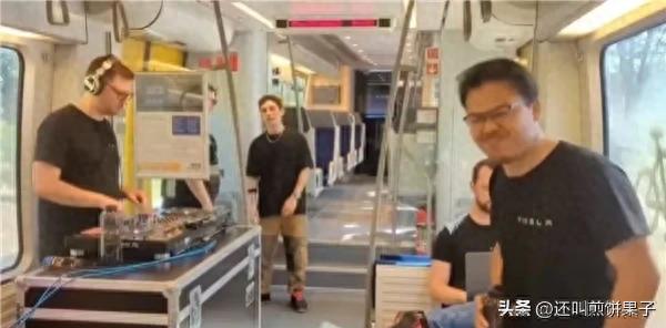 与国内企业形成鲜明对比，特斯拉超级工厂免费通勤专列震撼上线！