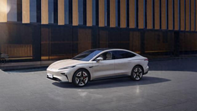 飞凡F7超40项参数领先，再至高优惠3.2万，新款Model 3优势在哪？