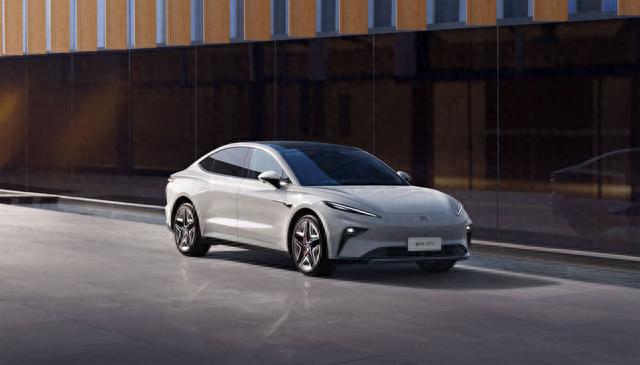 飞凡F7超40项参数领先，再至高优惠3.2万，新款Model 3优势在哪？