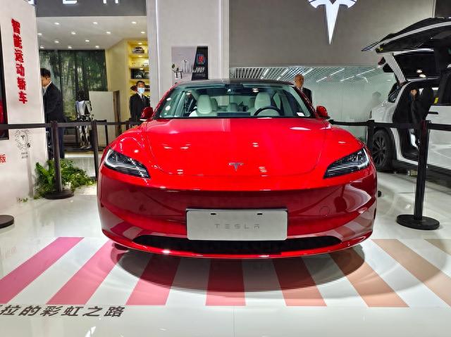 抢先实拍新款Model 3：没有雷达，没有换挡杆！你能接受吗？