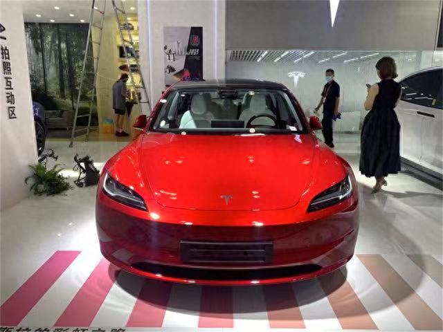 采用中控屏换挡，新款特斯拉Model 3国内亮相，售价25.99万元起