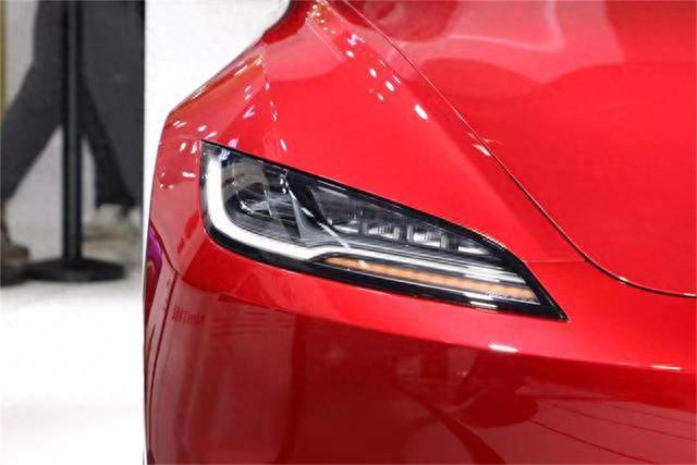 采用中控屏换挡，新款特斯拉Model 3国内亮相，售价25.99万元起