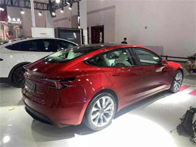 采用中控屏换挡，新款特斯拉Model 3国内亮相，售价25.99万元起