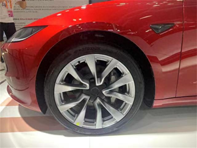 采用中控屏换挡，新款特斯拉Model 3国内亮相，售价25.99万元起