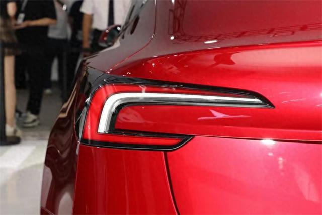 采用中控屏换挡，新款特斯拉Model 3国内亮相，售价25.99万元起