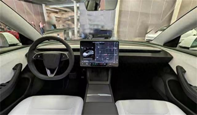 采用中控屏换挡，新款特斯拉Model 3国内亮相，售价25.99万元起