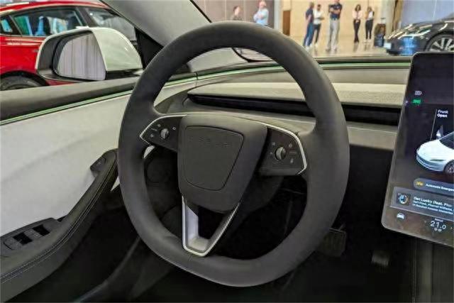 采用中控屏换挡，新款特斯拉Model 3国内亮相，售价25.99万元起