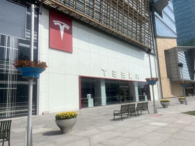 25.99万起，价格不降反涨，突如其来的Model 3焕新版实力几何？