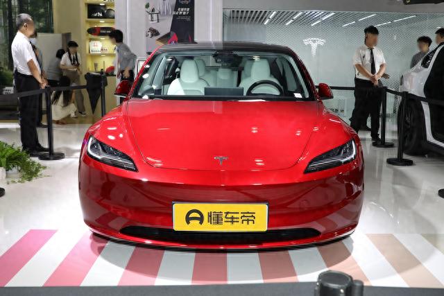 新款特斯拉Model 3亮相，售价25.99万元起！