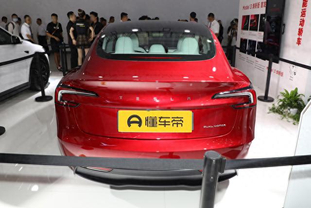 新款特斯拉Model 3亮相，售价25.99万元起！