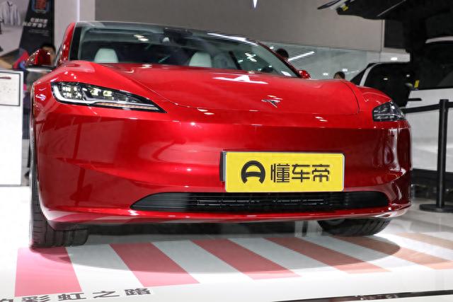 新款特斯拉Model 3亮相，售价25.99万元起！