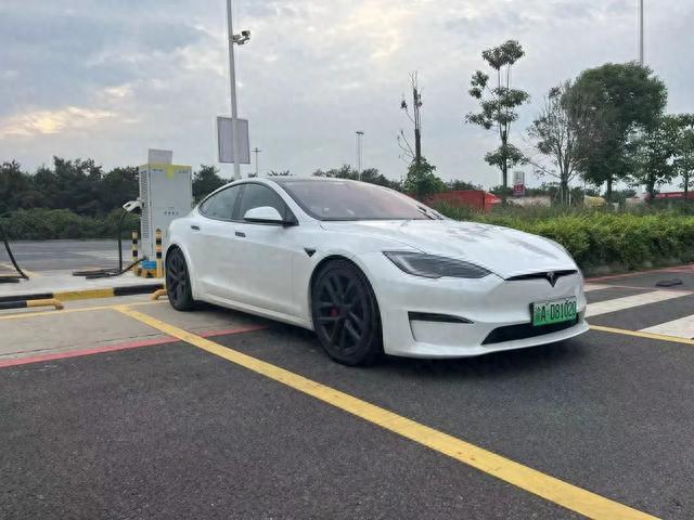 特斯拉Model S Plaid让极氪001 FR窒息，降价20万仍是加速天花板