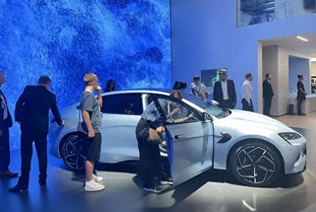 中国品牌撑起慕尼黑车展半边天，比亚迪被围观，海豹又被拆解了