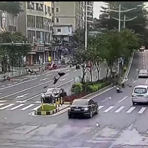 广州一特斯拉疑似失控撞上前车，之后继续高速行驶，交警：正在跟进处理 ...