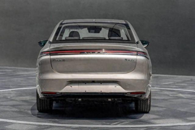 工信部新车：小鹏首款MPV露真容，Model 3还有性能版？