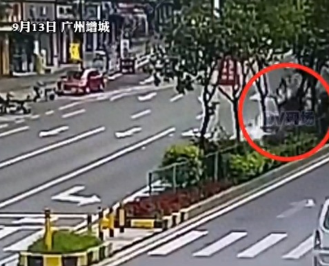 广州一特斯拉疑似失控造成交通事故并继续高速驾驶，现场疑点很多