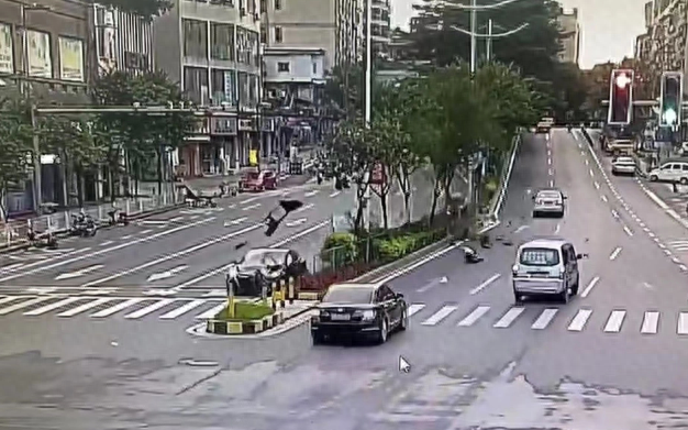 广州一特斯拉疑似失控造成交通事故并继续高速驾驶，现场疑点很多