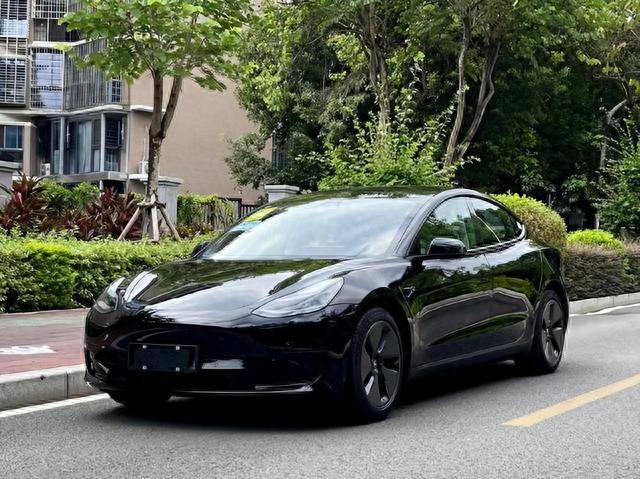 开完海豹，再开特斯拉Model 3，才发现已经不是一个档次！