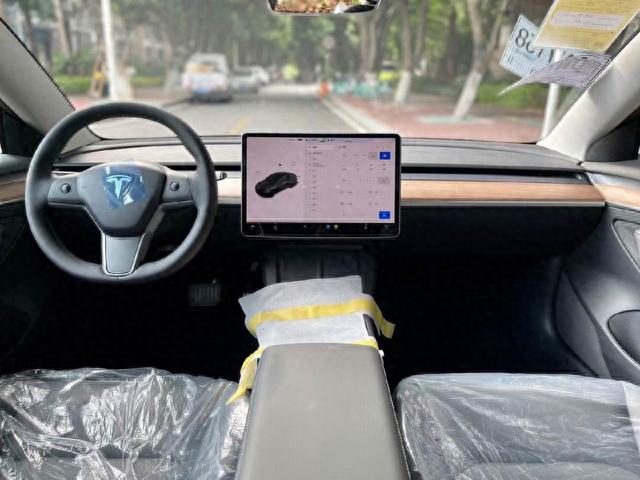 开完海豹，再开特斯拉Model 3，才发现已经不是一个档次！