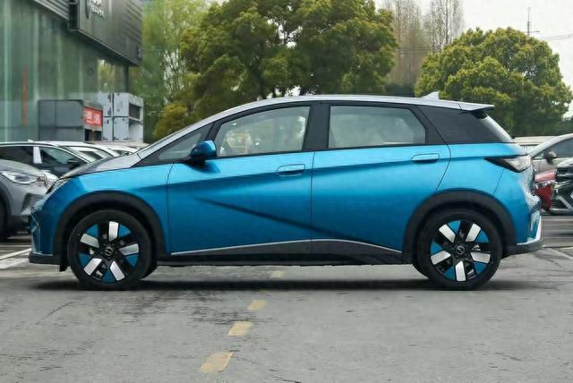 比亚迪成功了，月销超2.2万辆，续航可达420km，关键顶配才13万多