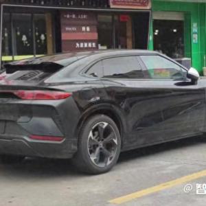 比亚迪最美SUV街拍！比宋PLUS更大，尾翼+无框车门，10月上市