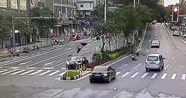 广州增城警方通报“特斯拉失控撞上前车”事件：司机操作不当，被撞前车驾驶员死亡