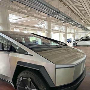 特斯拉Cybertruck实车曝光！未来元素拉满，或成“油车大杀器”