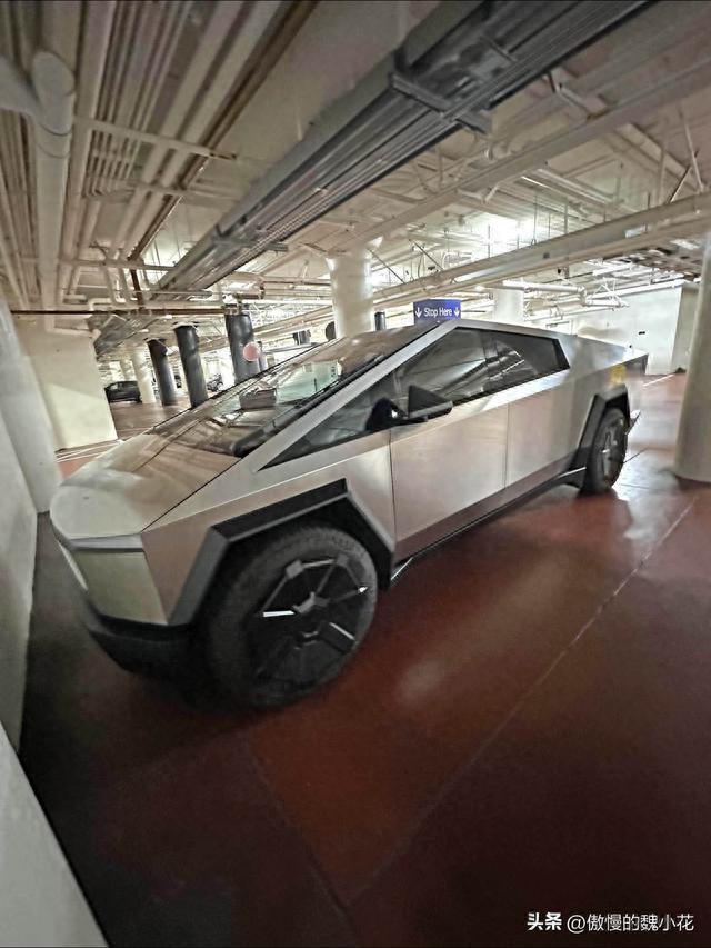 特斯拉Cybertruck实车曝光！未来元素拉满，或成“油车大杀器”