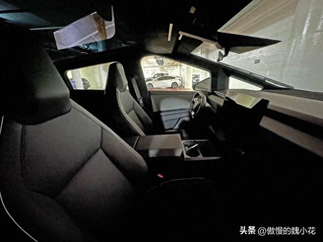 特斯拉Cybertruck实车曝光！未来元素拉满，或成“油车大杀器”
