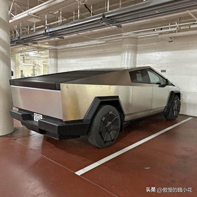 特斯拉Cybertruck实车曝光！未来元素拉满，或成“油车大杀器”