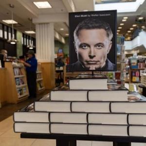 马斯克传记上市首周大卖 不过仍输给这位前辈