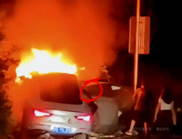 目击者惊呼：特斯拉遭遇致命事故，车主被火焰包围，悲剧不可挽回
