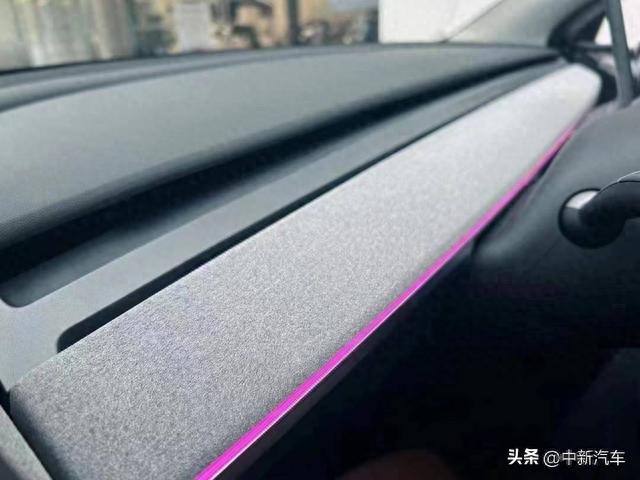 加料不加价、配置有诚意，再进化的Model Y现身特斯拉门店！